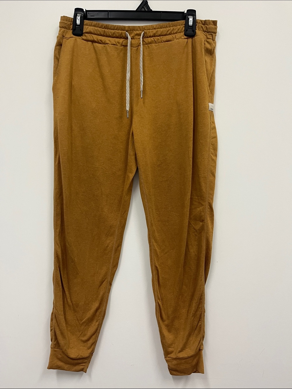 Vuori Jogger Pants in Mustard size Small